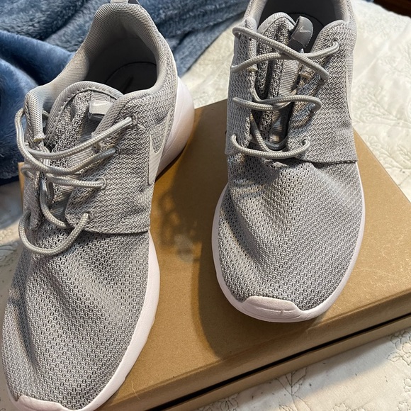 grey nike roshe shoes